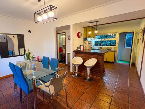 VENTA CASA 4 AMBIENTES CON PATIO BARRIO CAISAMAR.