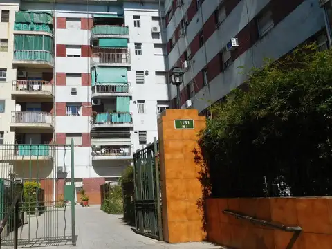 DEPARTAMENTO DE 4 AMBIENTES AL FRENTE CON BALCON