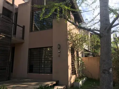 Casa en Alquiler con 2 cocheras