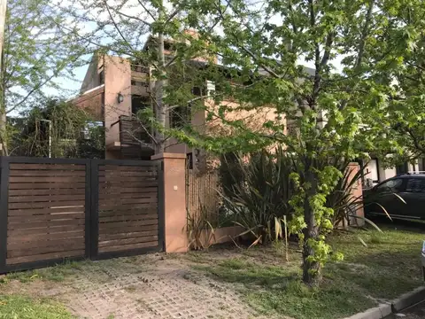 Casa de diseño 4amb c/ jardin, exclusiva ubicacion