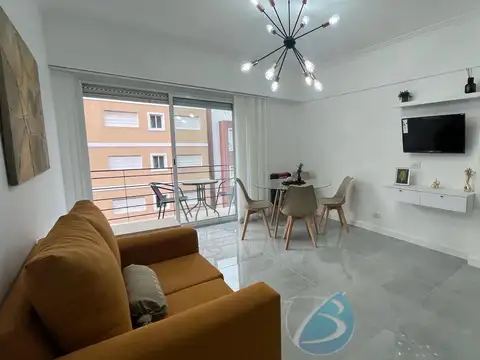 3 ambientes al frente con balcón saliente