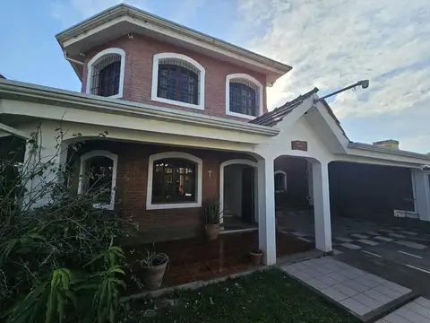 Casa 9 ambientes con 5 baños