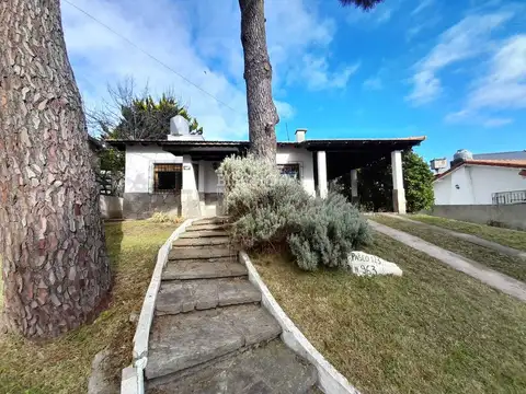 CASA 3 AMBIENTES, LAVADERO, COCHERA CUBIERTA. AMPLIO JARDÍN.