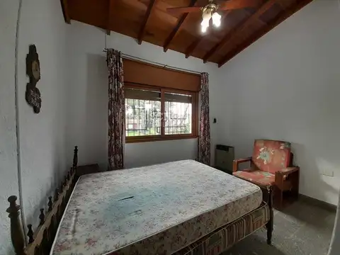 CASA 3 AMBIENTES, LAVADERO, COCHERA CUBIERTA. AMPLIO JARDÍN.