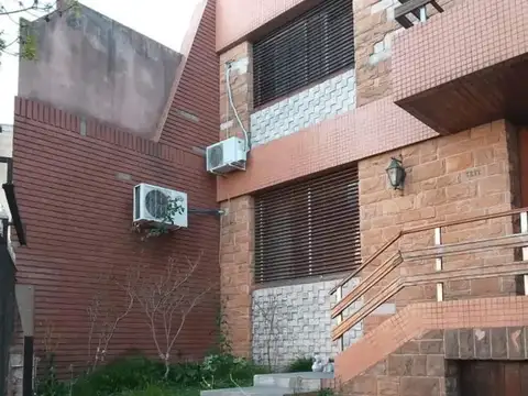 Venta de casa de dos plantas con fondo en Pompeya en muy buenta estado