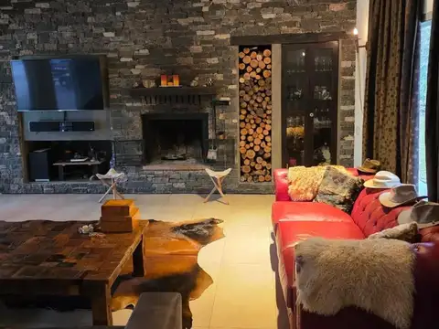 Casa en venta - 4 Dormitorios 3 Baños - Luján