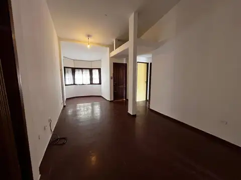 Casa 7 ambientes con 2 baños