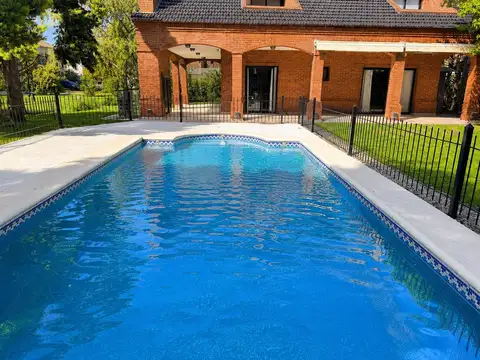 Casa en Alquiler con 2 cocheras