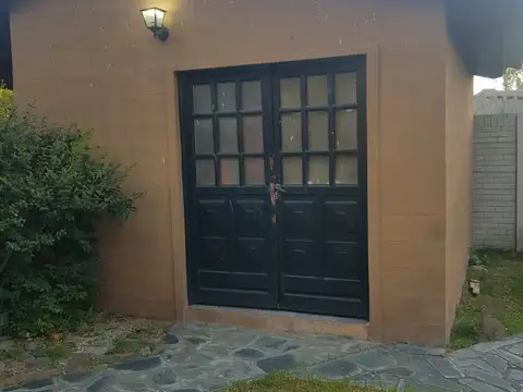 MARAVILLOSO CHALET FRENTE A LA CÁNDIDA EN ARTURO SEGUÍ U$S 140.000.-