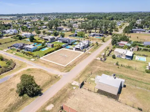 VENTA - LOTE DE ESQUINA DE 818M2 FRENTE NORTE - FUNES TOWN.