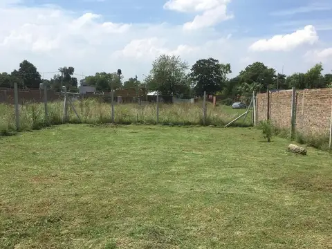 VENTA DE LOTE EN GLEW CON CASA A TERMINAR