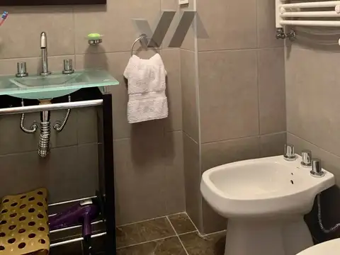 Departamento de 2 ambientes, igual a nuevo. Cochera. Plaza Mitre.