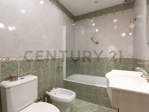 Casa de categoría en Villa Maipú. Apto crédito. Permuta