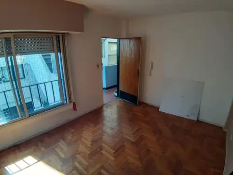 Profesor Aguer 4900, Piso 1°