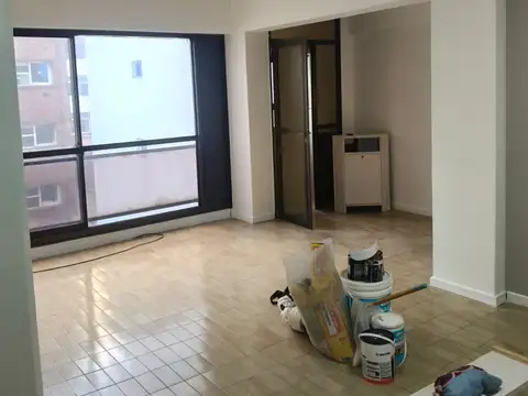 DEPARTAMENTO DE 2 AMB + ESCRITORIO. COCHERA