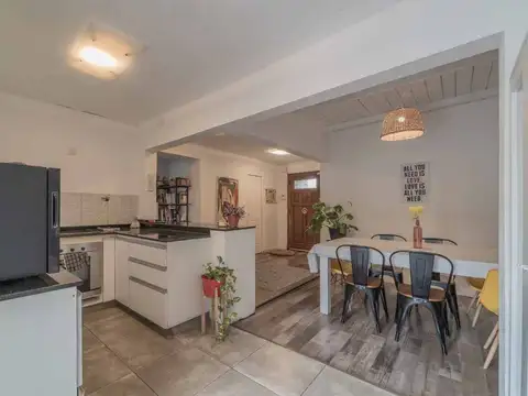 VENTA CASA 4 AMBIENTES CON PATIO VILLA ADELINA