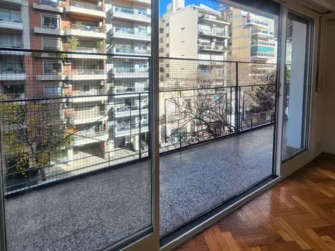 Venta Departamente 3 ambientes con Dependencia. Balcon corrido al frente. Caballito