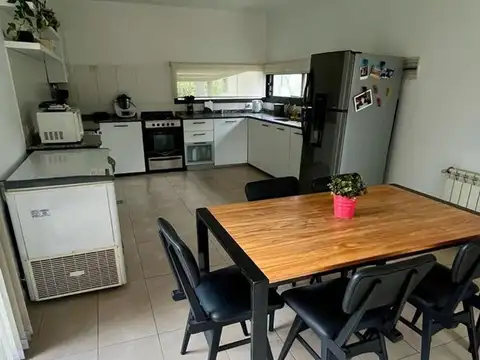 VENTA CASA DE 3 DORM. CON PILETA B°LA CAROLINA