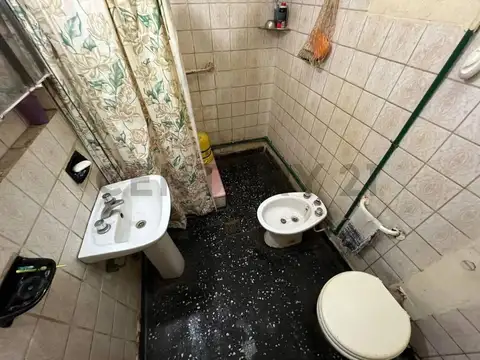 VENTA EN BLOQUE CASA DE 4 AMBIENTES Y DEPTO MONOAMBIENTE CASTELAR SUR C/COCHERA