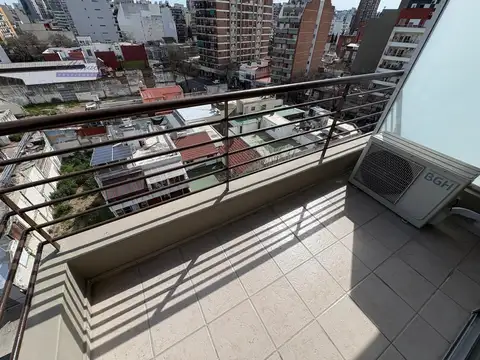 Impecable 1 amb. Frente con balcón aterrazado. COCHERA FIJA