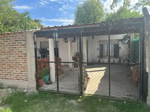 VENTA/ PERMUTA CASA 4 AMB. CON COCHERA - MORENO