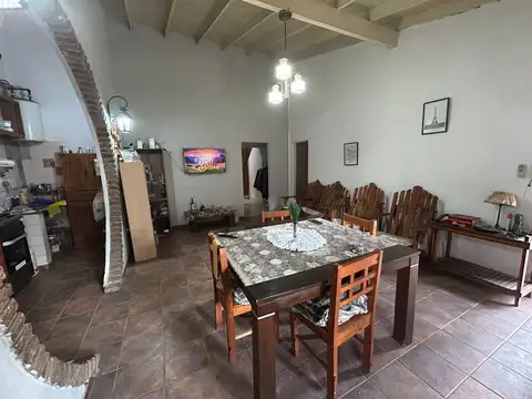 VENTA/ PERMUTA CASA 4 AMB. CON COCHERA - MORENO
