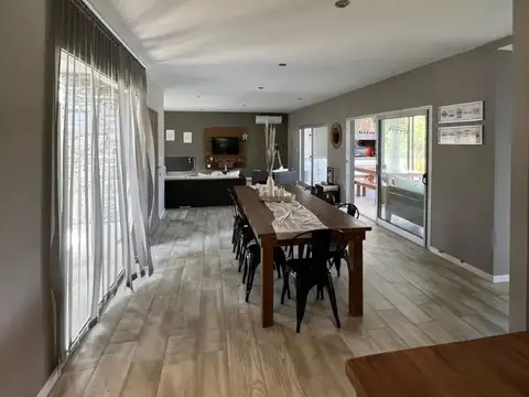 Casa 4 ambientes con 2 baños