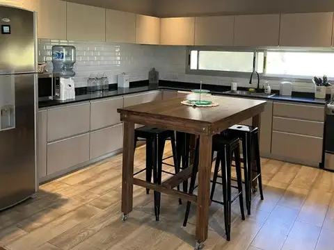 Casa moderna en Costa Esmeralda-Barrio Golf 1, con pileta y gran parque