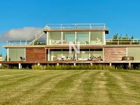 Vende casa en Laguna de los Cisnes, con hermosa vista y 3 dormitorios.