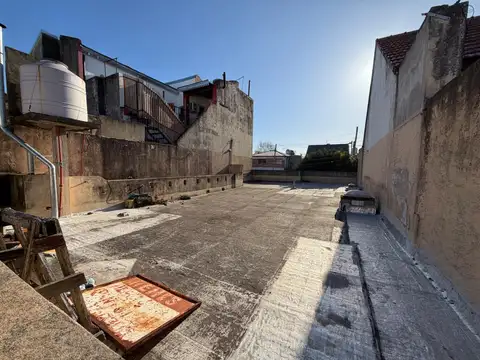Venta casa con cochera, quincho y terraza en Wilde