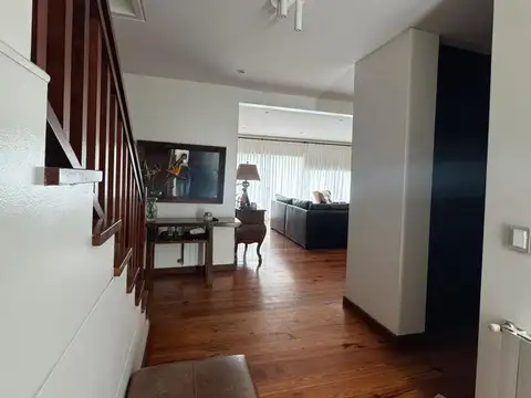 Casa 8 ambientes con 4 baños