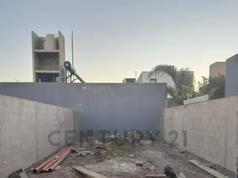 Hermoso dúplex de 2 dormitorios y 2 baños Etapa 3 , ubicado frente a espacio verde, en un entorno tr