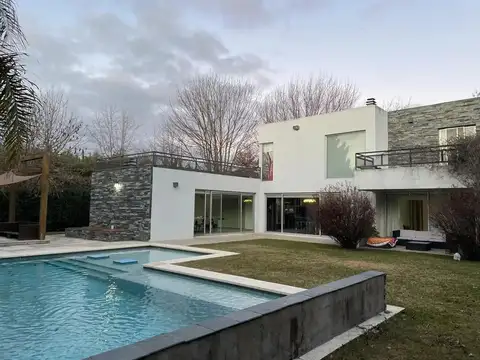 VENTA CASA 6 AMB CON PILETA B° SANTA ANA - MORENO