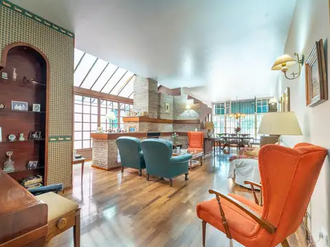 Casa en Venta con 3 cocheras