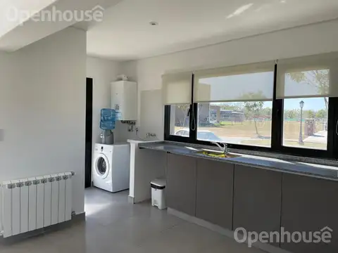 Casa en Alquiler con 2 cocheras