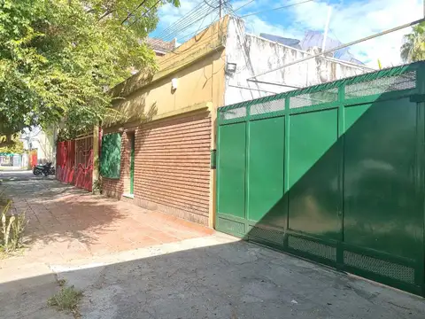 Casa y galpón sobre Av. Belgrano!