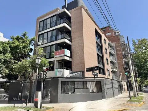 Piso de 92 m2 a estrenar con cochera en el corazón de San Isidro, en alquiler.