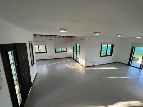 Venta casa de 3 dormitorios, galeria con parrillero, cochera en Tierra de Sueños 3, Roldan