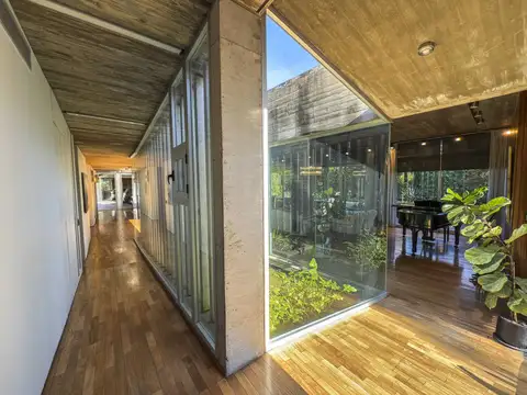 Casa en Venta con 5 cocheras