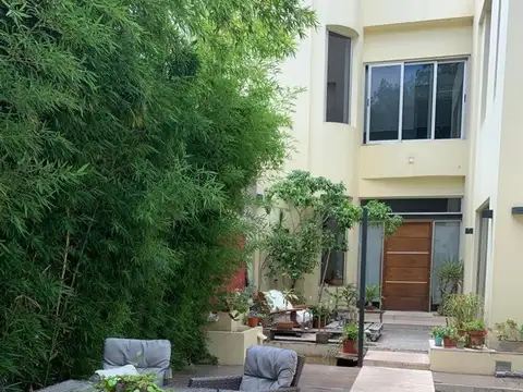 CASA 5 AMBIENTES C/COCHERA, QUINCHO Y PILETA!!