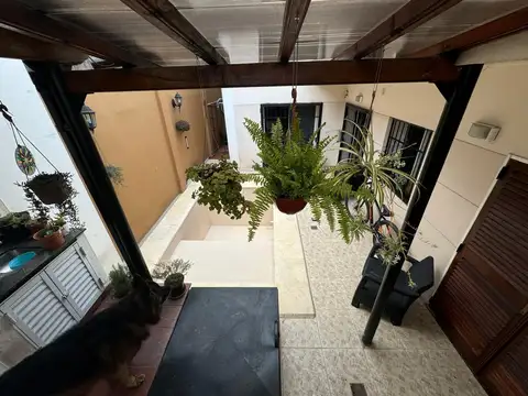 Casa 7 ambientes con 2 baños