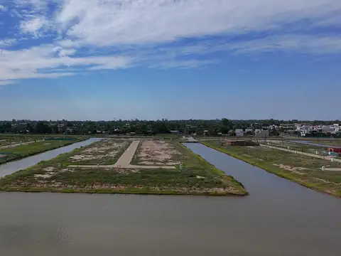 2 terrenos en canal central en FUNES LAKES