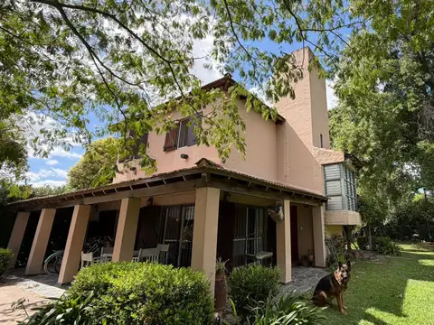 ROBLES DEL MONARCA - PILAR - CASA QUINTA - 1800 M2 - HERMOSO PARQUE - PILETA DE NATACION.