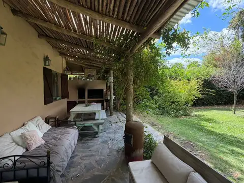 ROBLES DEL MONARCA - PILAR - CASA QUINTA - 1800 M2 - HERMOSO PARQUE - PILETA DE NATACION.