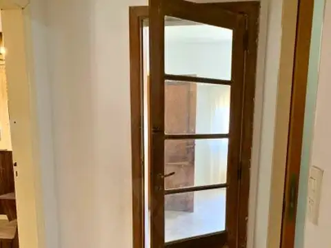 Alquiler Casa PH al Frente en Quilmes – 2 Dormitorios, Garaje y Terraza con Parrilla