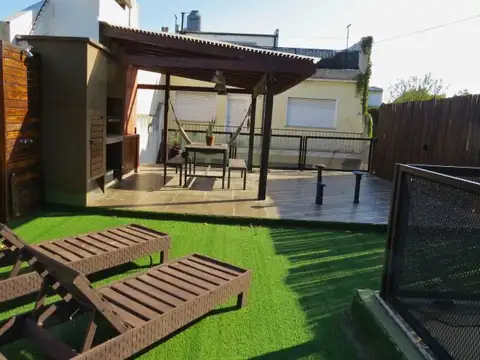 Alquiler Casa PH al Frente en Quilmes – 2 Dormitorios, Garaje y Terraza con Parrilla