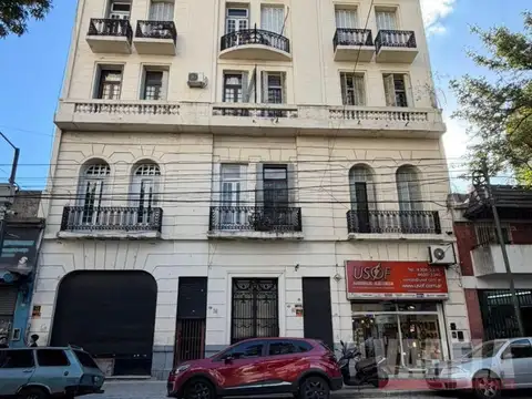 Departamento en Venta de 5 ambientes al frente con balcón.Santiago del Estero 1300 Piso1° U$s125.000