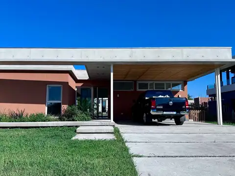 Casa en  Alquiler PB de 4 amb con piscina.