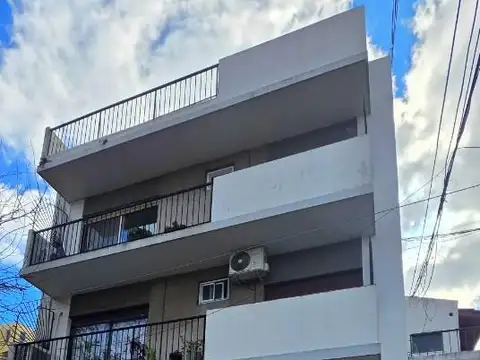 Ramón Falcón 4459: PH 2amb.   patio, todo en excelente estado!