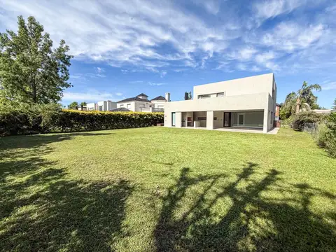 Casa 7 ambientes con 2 baños